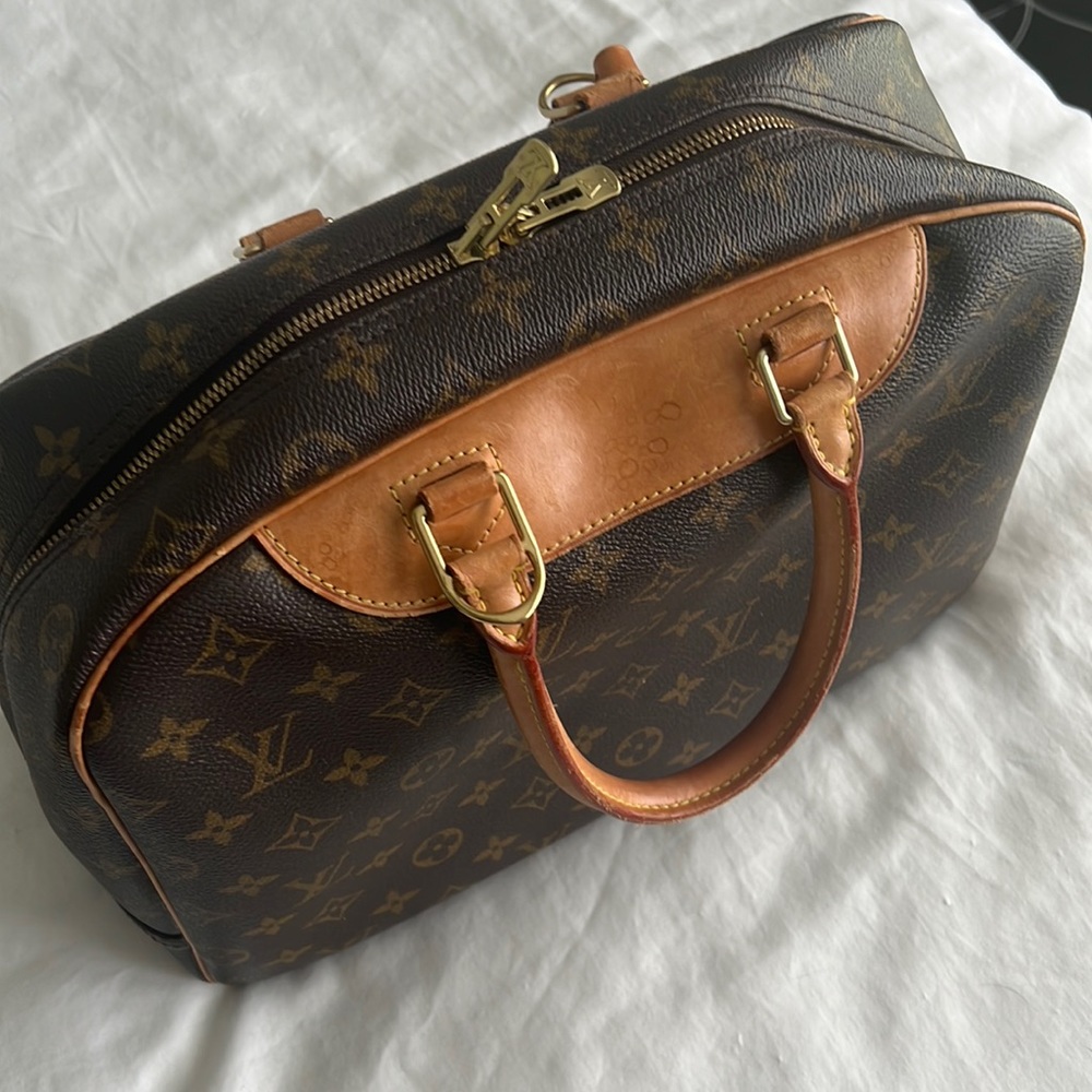 Louis Vuitton Deauville vintage in great condition.